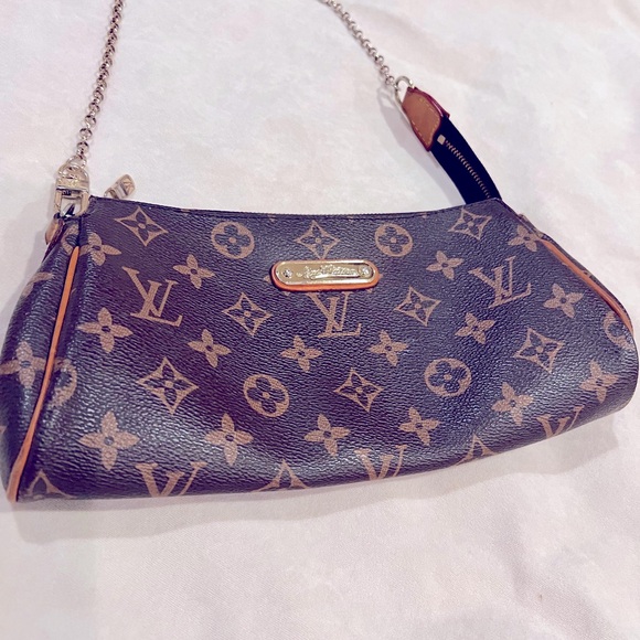 Louis mini bag so cute and trendy with the gold chain handle - Picture 2 of 4